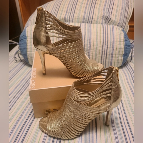 MK Metallic Leather Heal - Picture 2 of 8